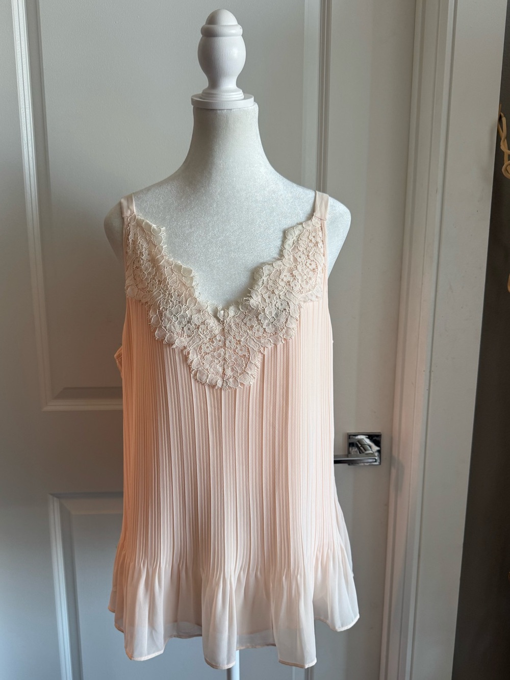Chico’s Micro Pleated Flowy Women’s Tank Top with Floral Lace Size 2